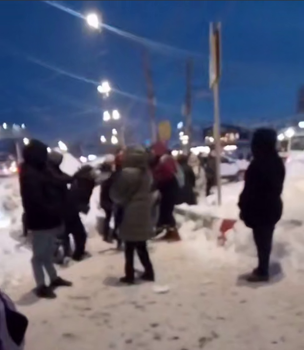 На 3-й Дачной саратовцы подрались за место в маршрутке